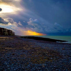 Falaises, mer et plage de galets au coucher du soleil - France  - collection de photos clin d'oeil, catégorie paysages